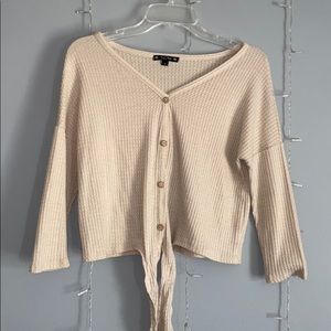 Super cute shirt with front knot